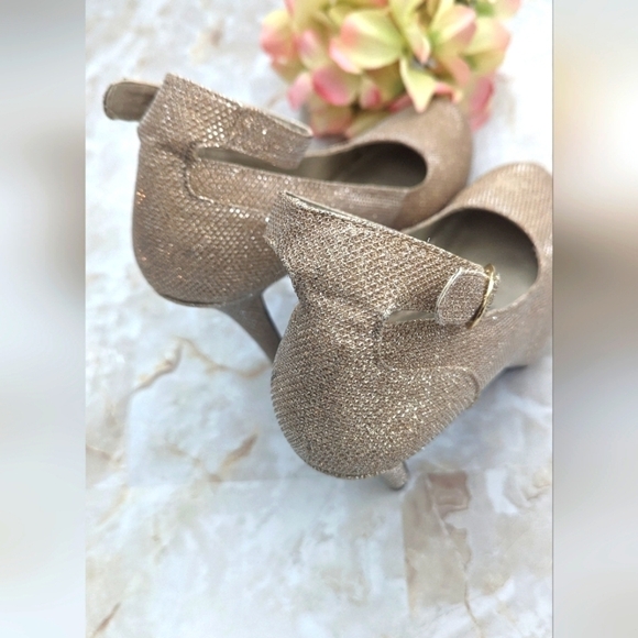 Madeline Girl Women’s Gold High Heels Size 7M - Picture 12 of 13
